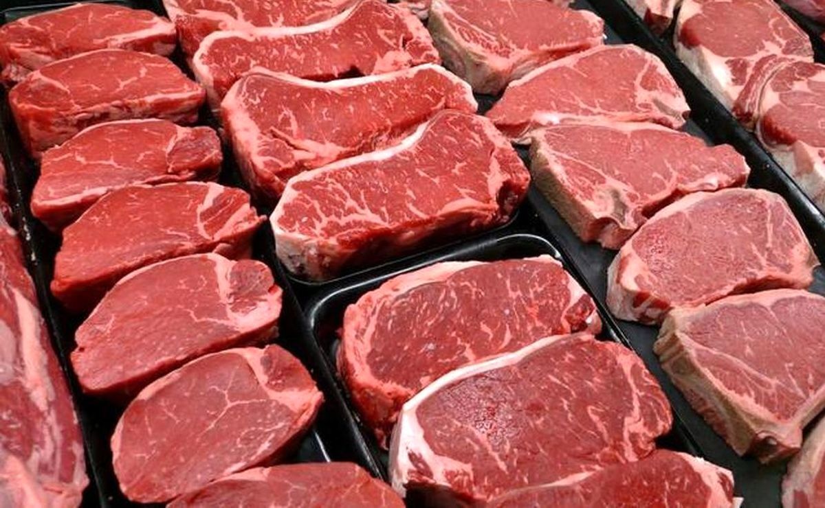دبیر انجمن صنفی صنعت گوشت بسته‌بندی گفت: تا ۲۰ روز دیگر با افزایش واردات، گوشت قرمز با نرخ تنظیم بازار علاوه بر تهران و البرز، در استان‌های دیگر هم عرضه می‌شود.  
