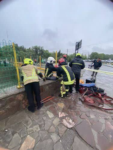 ۱۵۰ دقیقه تلاش آتش نشانان برای نجات دو جوان کارتن خواب از سیلاب کال خیام ۱۵۰ دقیقه تلاش آتش نشانان برای نجات دو جوان کارتن خواب از سیلاب کال خیام