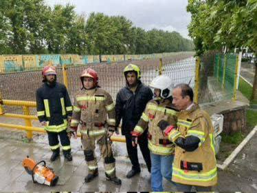 ۱۵۰ دقیقه تلاش آتش نشانان برای نجات دو جوان کارتن خواب از سیلاب کال خیام ۱۵۰ دقیقه تلاش آتش نشانان برای نجات دو جوان کارتن خواب از سیلاب کال خیام