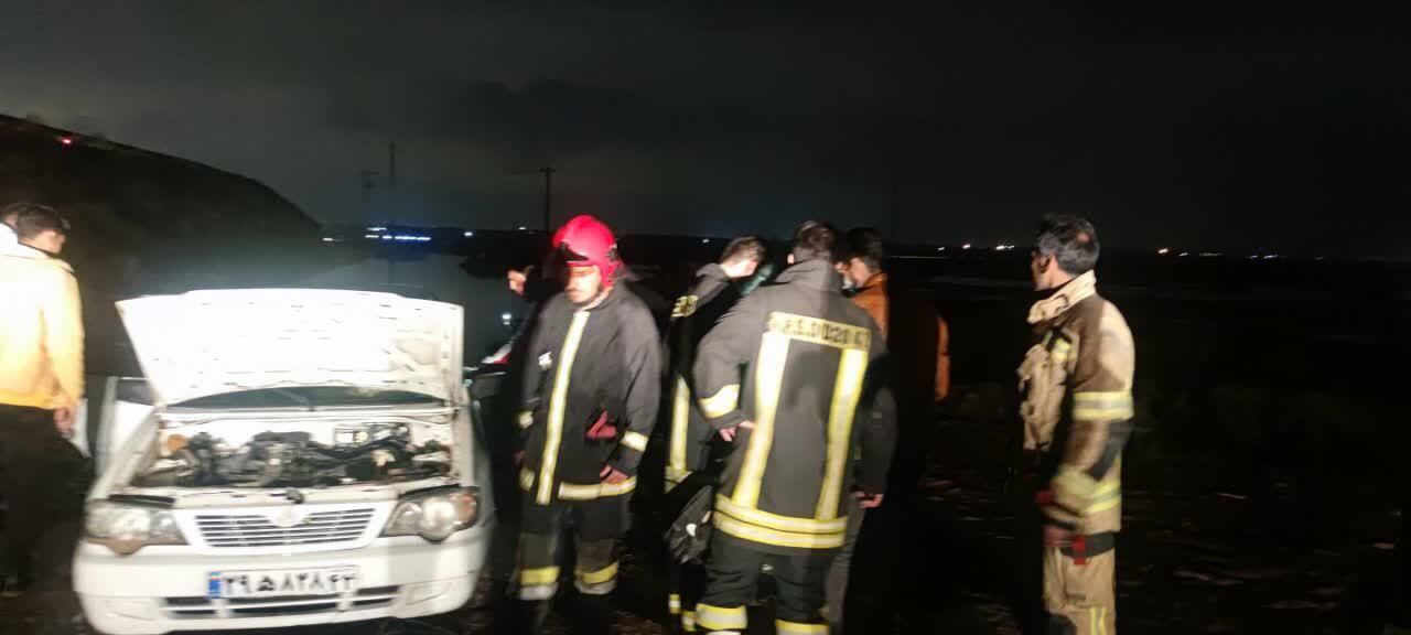 گرفتار شدن خودرو به همراه ۴ سرنشین داخل سیلاب در حاشیه شهر مشهد (۲۰ اردیبهشت) گرفتار شدن خودرو به همراه ۴ سرنشین داخل سیلاب در حاشیه شهر مشهد (۲۰ اردیبهشت)