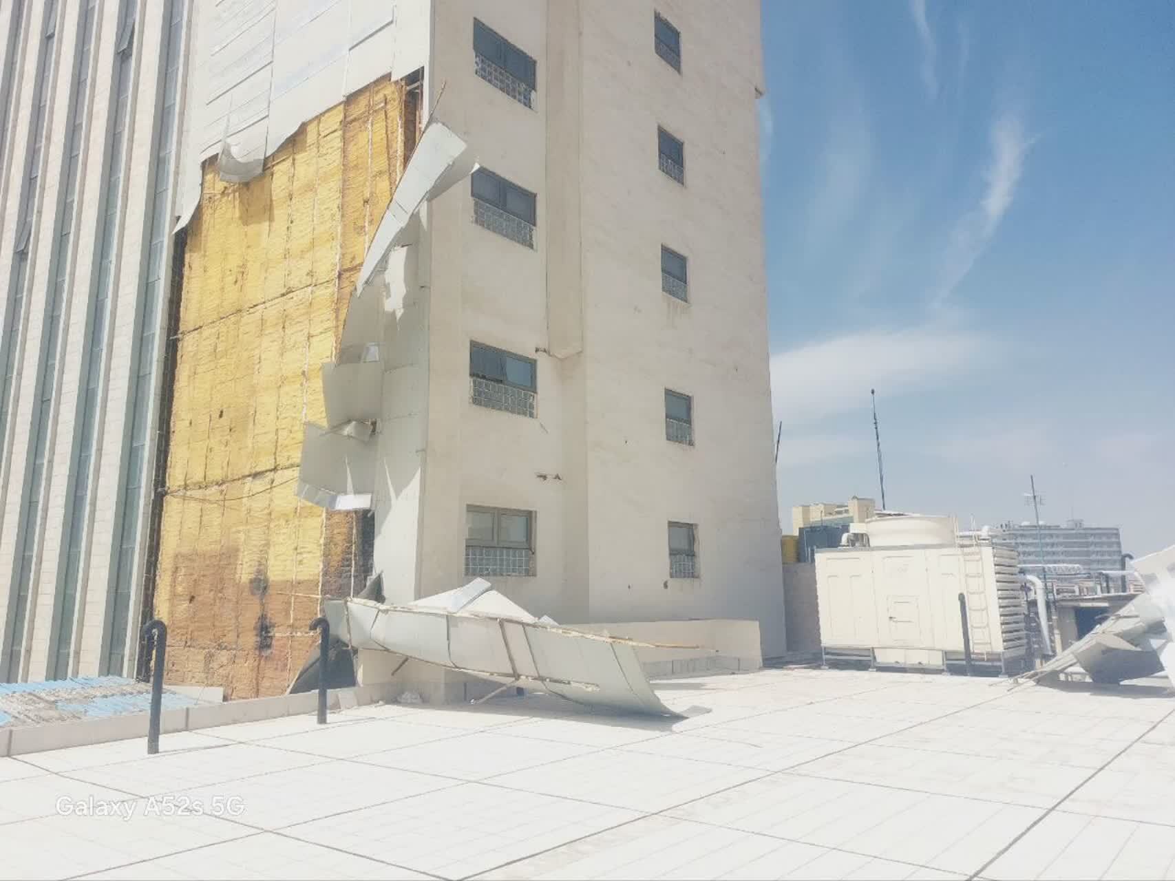 وزش باد شدید در مشهد باعث جدا شدن ورقهای کامپوزیت نمای یک هتل شد وزش باد شدید در مشهد باعث جدا شدن ورقهای کامپوزیت نمای یک هتل شد