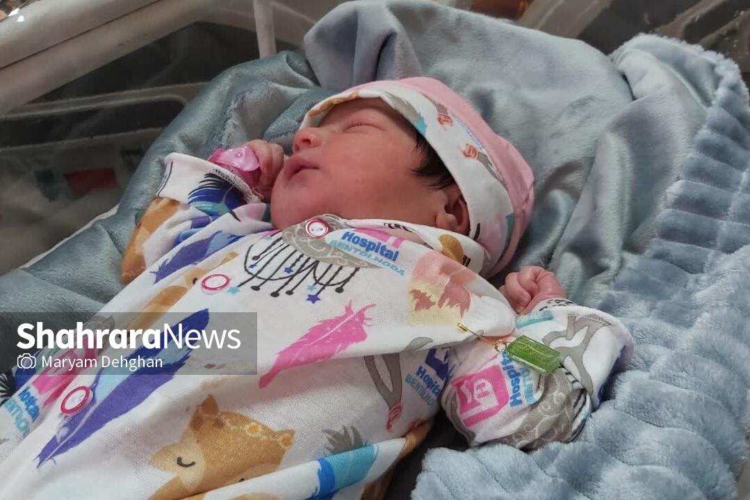 روایتی از حضور بانوان خادم کنار نوزادان تازه‌متولدشده | اشک‌های شوق مادرانه روی پرچم متبرک حرم مطهر رضوی + عکس و فیلم