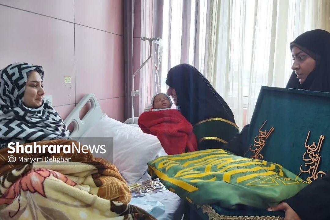 روایتی از حضور بانوان خادم کنار نوزادان تازه‌متولدشده | اشک‌های شوق مادرانه روی پرچم متبرک حرم مطهر رضوی + عکس و فیلم