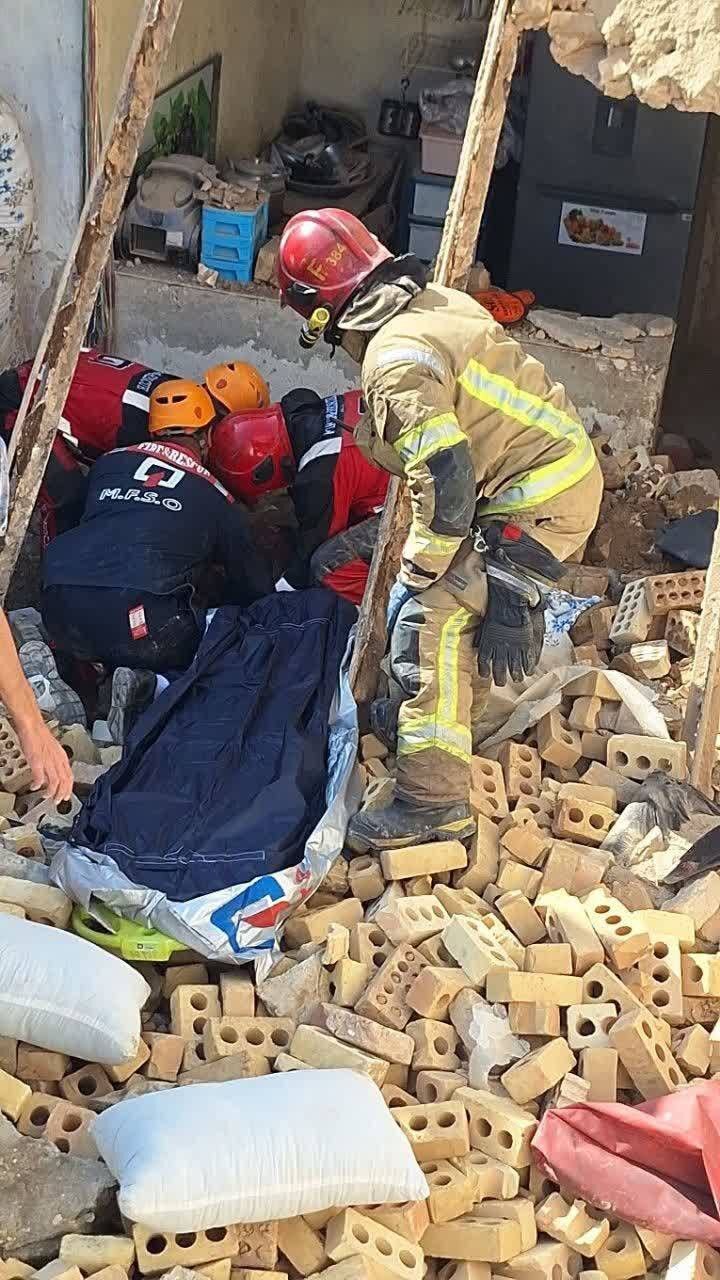 ریزش آوار ساختمان در مشهد یک فوتی و ۲ مصدوم برجای گذاشت (۲۳ اردیبهشت ۱۴۰۳) ریزش آوار ساختمان در مشهد یک فوتی و ۲ مصدوم برجای گذاشت (۲۳ اردیبهشت ۱۴۰۳)