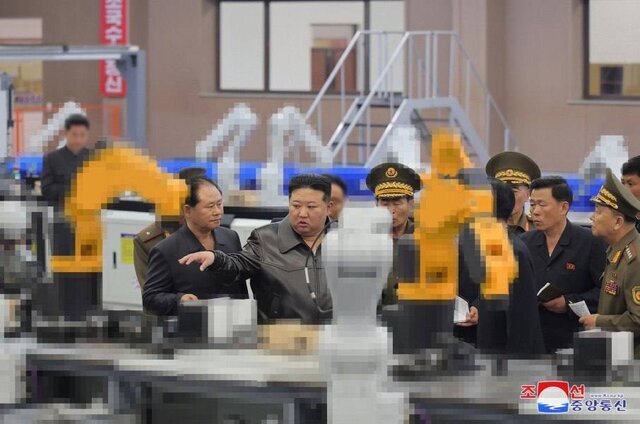 بازدید کیم جونگ اون از کارخانههای جنگ افزار سازی و شلیک با اسلحه دوربیندار بازدید کیم جونگ اون از کارخانههای جنگ افزار سازی و شلیک با اسلحه دوربیندار