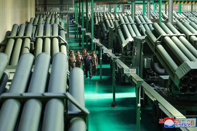 بازدید کیم جونگ اون از کارخانههای جنگ افزار سازی و شلیک با اسلحه دوربیندار بازدید کیم جونگ اون از کارخانههای جنگ افزار سازی و شلیک با اسلحه دوربیندار