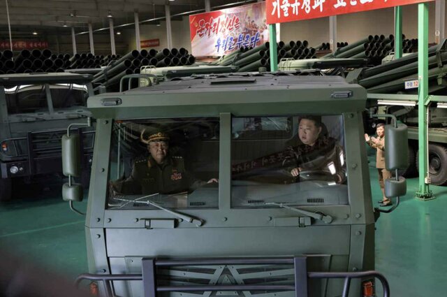 بازدید کیم جونگ اون از کارخانههای جنگ افزار سازی و شلیک با اسلحه دوربیندار بازدید کیم جونگ اون از کارخانههای جنگ افزار سازی و شلیک با اسلحه دوربیندار