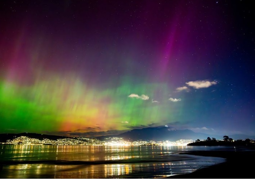 چه چیزی باعث ایجاد رنگهای مختلف در شفقهای قطبی میشود؟ چه چیزی باعث ایجاد رنگهای مختلف در شفقهای قطبی میشود؟