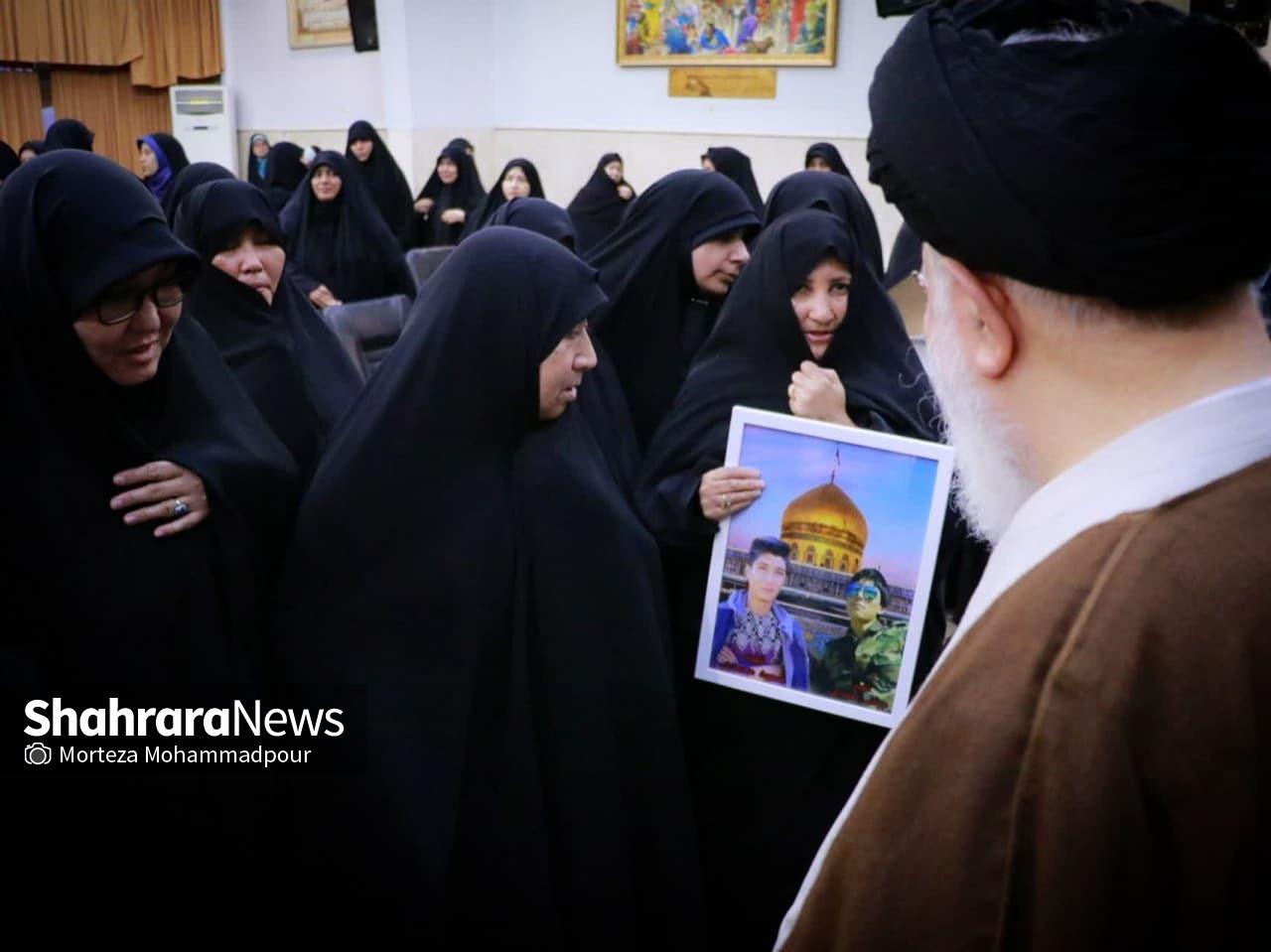 دیدار جمعی از رزمندگان، فرماندهان و خانواده شهدای لشکر فاطمیون با نماینده ولی فقیه در خراسان رضوی | آیت‌الله علم‌الهدی: لشکر فاطمیون، تابلوی عظمت شیعیان افغانستان است