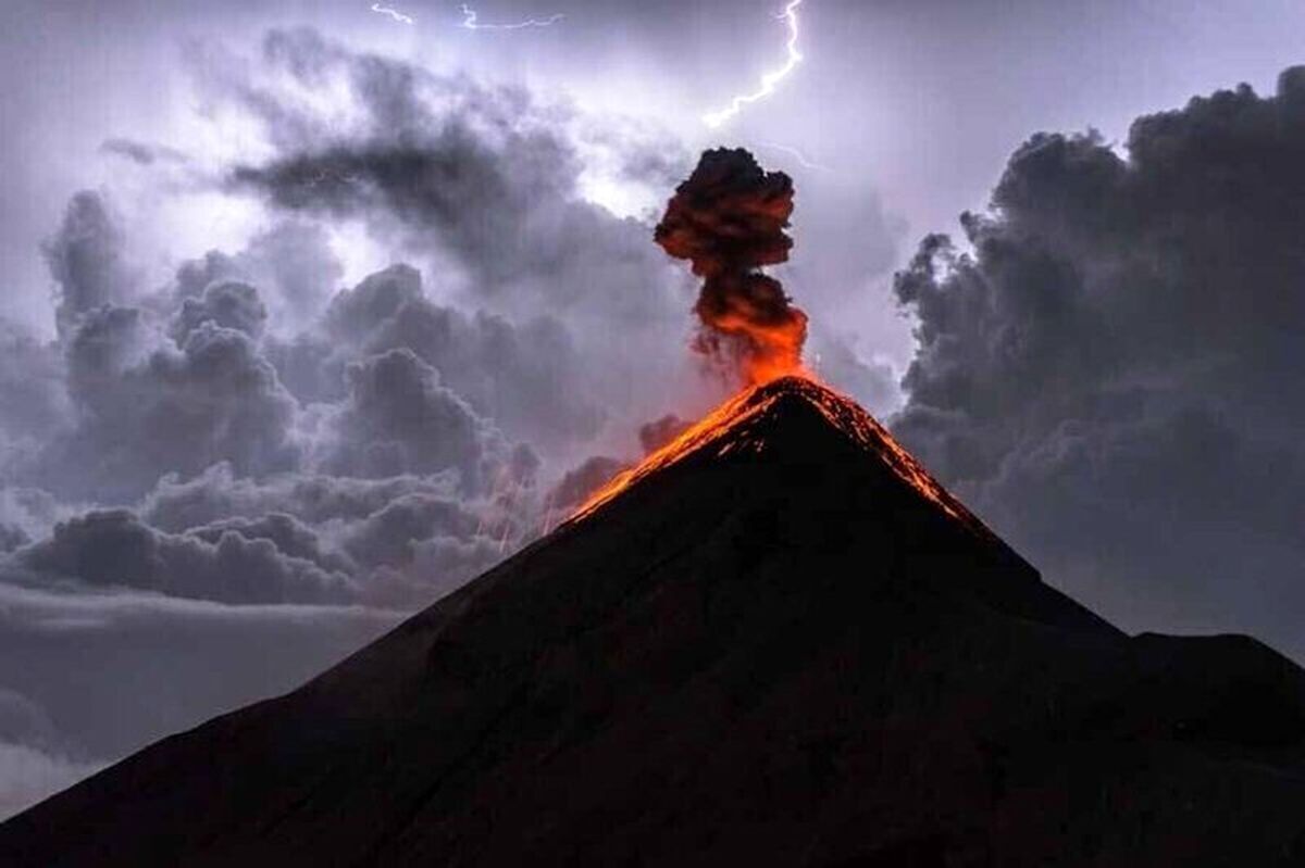 ویدئو| برخورد رعد‌ و برق به آتشفشان در گواتمالا