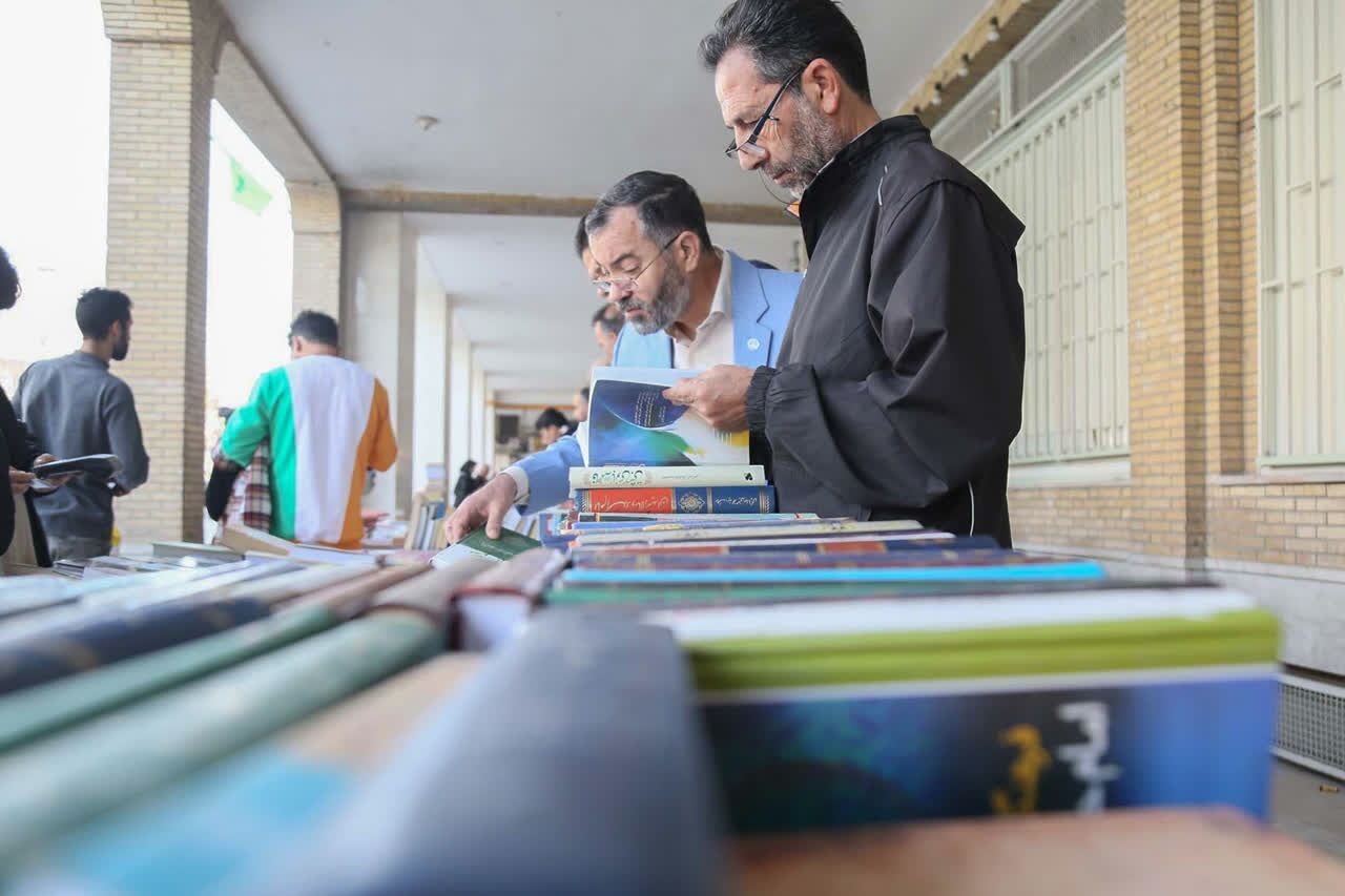 «جمعه بازار کتاب مشهد» در جمعه بارانی مشهد (جمعه ۲۸ اردیبهشت ۱۴۰۳) + تصاویر