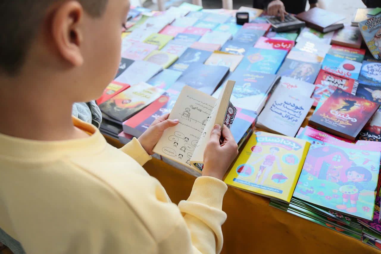 جمعه بازار کتاب مشهد در جمعه بارانی (جمعه ۲۸ اردیبهشت ۱۴۰۳) + تصاویر