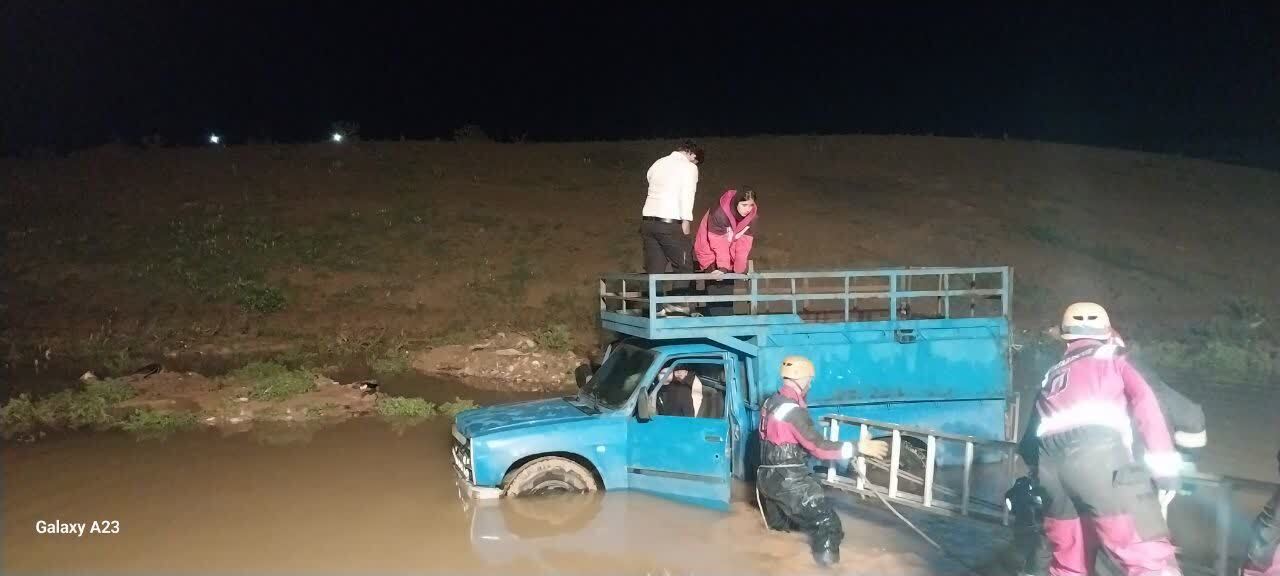 نجات نیسان آبی با پنج سرنشین از درون سیلاب (۲۸ اردیبهشت) نجات نیسان آبی با پنج سرنشین از درون سیلاب (۲۸ اردیبهشت)