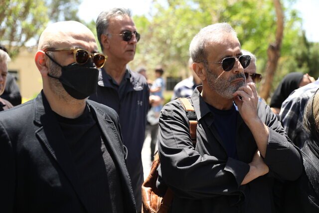 «زری خوشکام» در خاک آرام گرفت + تصاویر | حال لیلا حاتمی در مراسم خاکسپاری مادرش