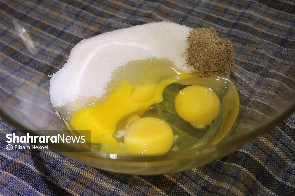 طرزتهیه کیک هلوگلاب با سس مخصوص + عکس تخم مرغ و شکر