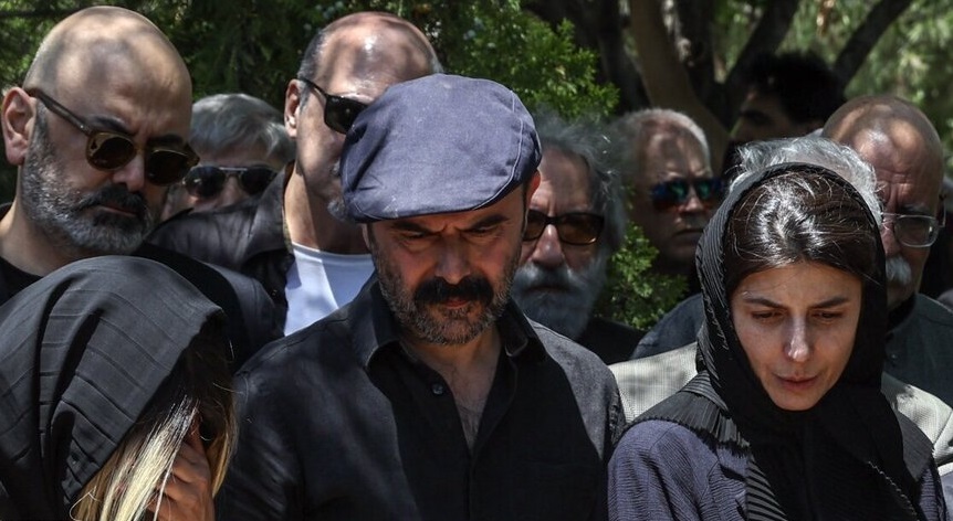 «زری خوشکام» در خاک آرام گرفت + تصاویر حضور ستارگان در مراسم خاکسپاری | حال لیلا حاتمی در مراسم خاکسپاری مادرش