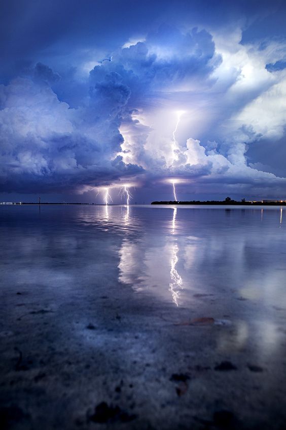 تصاویری از تلفیق رعدوبرق با اقیانوس