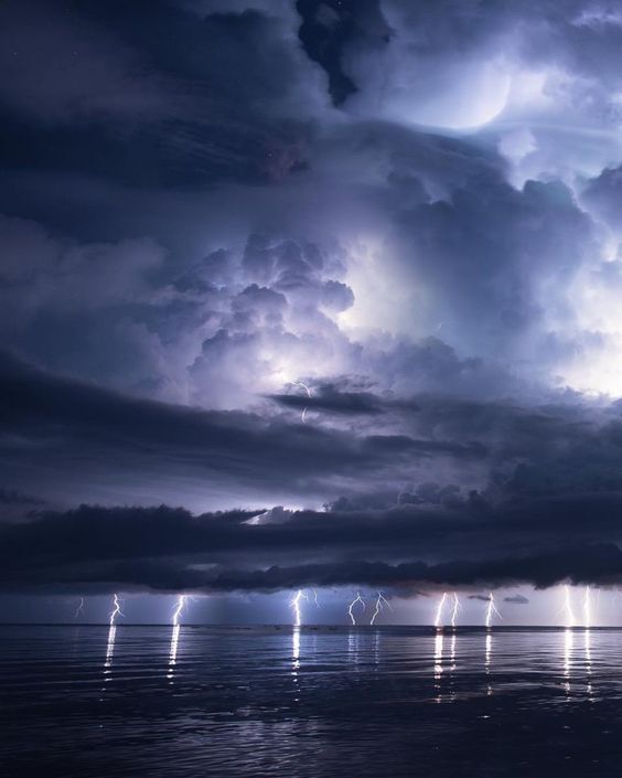 تصاویری از تلفیق رعدوبرق با اقیانوس