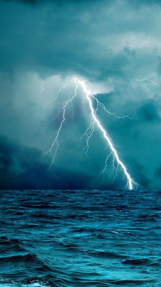 تصاویری از تلفیق رعدوبرق با اقیانوس