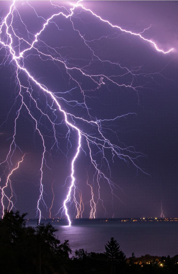 تصاویری از تلفیق رعدوبرق با اقیانوس