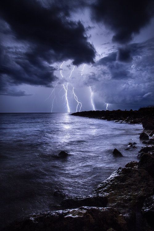 تصاویری از تلفیق رعدوبرق با اقیانوس