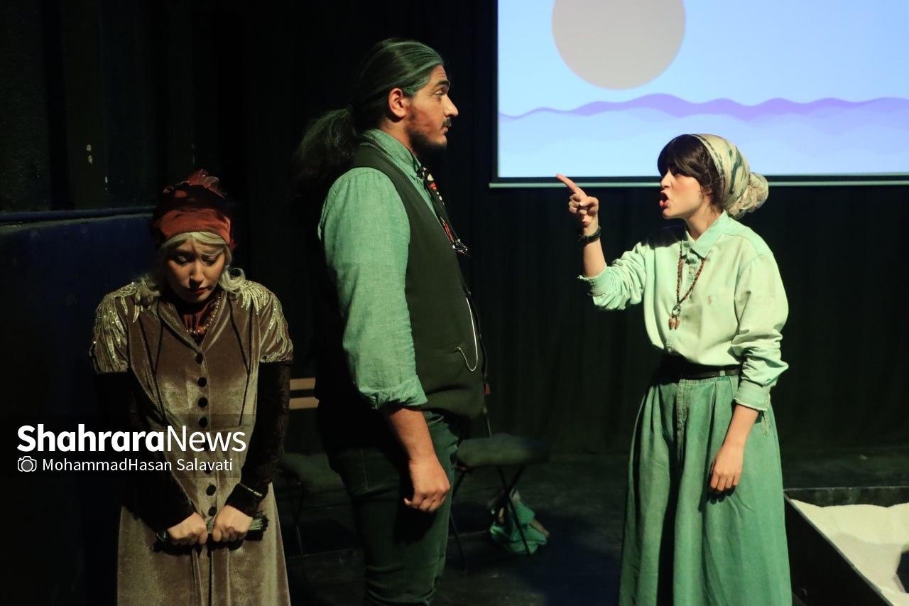 نمایش انگلیسی «On A Perfect Sad DAY » تجربهای نو و جدید که این روزها بر روی صحنه تئاتر مشهد اجرا دارد نمایش انگلیسی «On A Perfect Sad DAY » تجربهای نو و جدید که این روزها بر روی صحنه تئاتر مشهد اجرا دارد