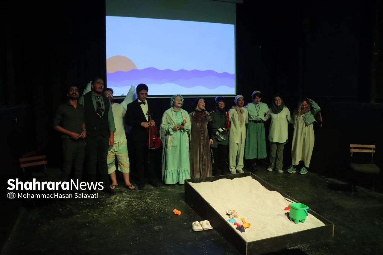 نمایش انگلیسی «On A Perfect Sad DAY » تجربهای نو و جدید که این روزها بر روی صحنه تئاتر مشهد اجرا دارد نمایش انگلیسی «On A Perfect Sad DAY » تجربهای نو و جدید که این روزها بر روی صحنه تئاتر مشهد اجرا دارد