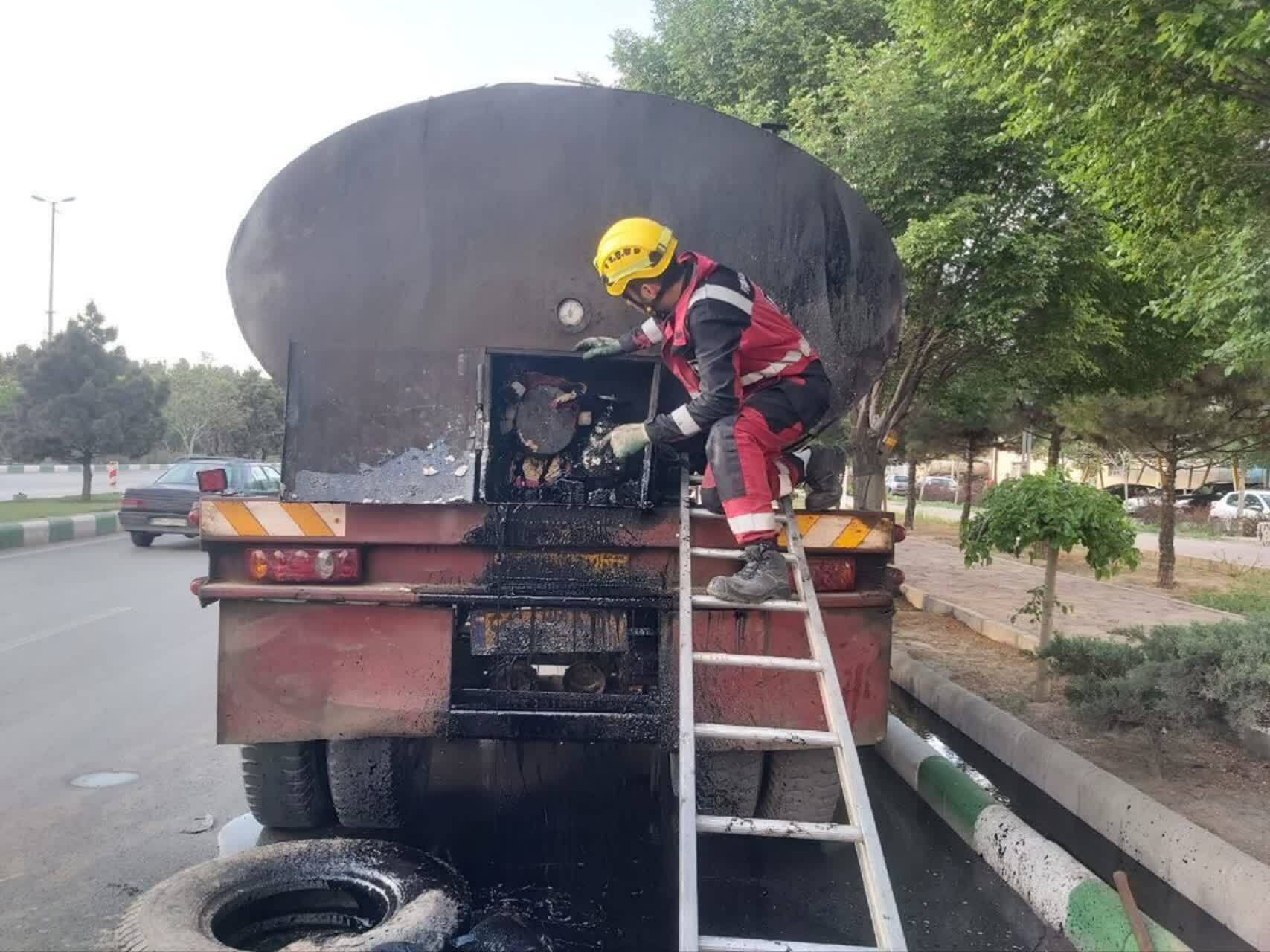 شت ۱۰ تن قیر مذاب از تانکر حمل قیر در شهرک عسکریه (۸ اردیبهشت ۱۴۰۳)+ عکس شت ۱۰ تن قیر مذاب از تانکر حمل قیر در شهرک عسکریه (۸ اردیبهشت ۱۴۰۳)+ عکس