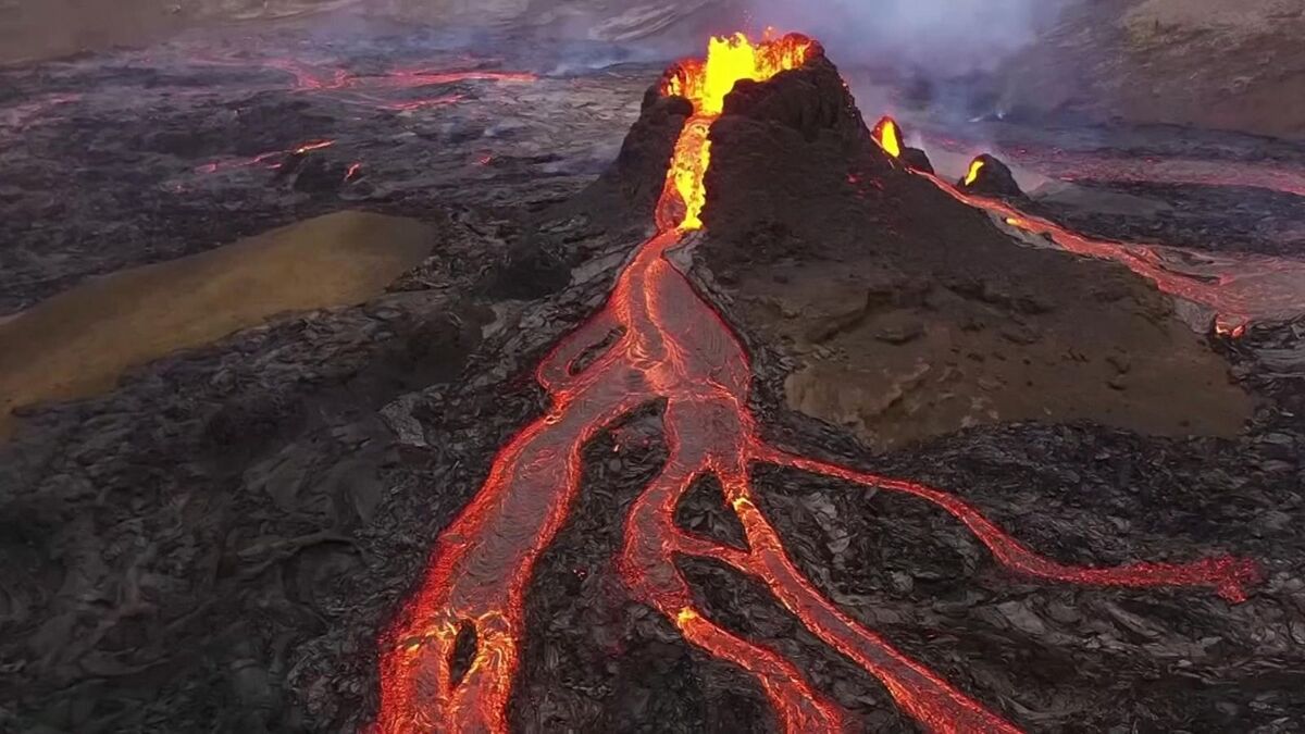 ویدئو| فعال شدن آتشفشان ایسلند پس از ٨٠٠ سال