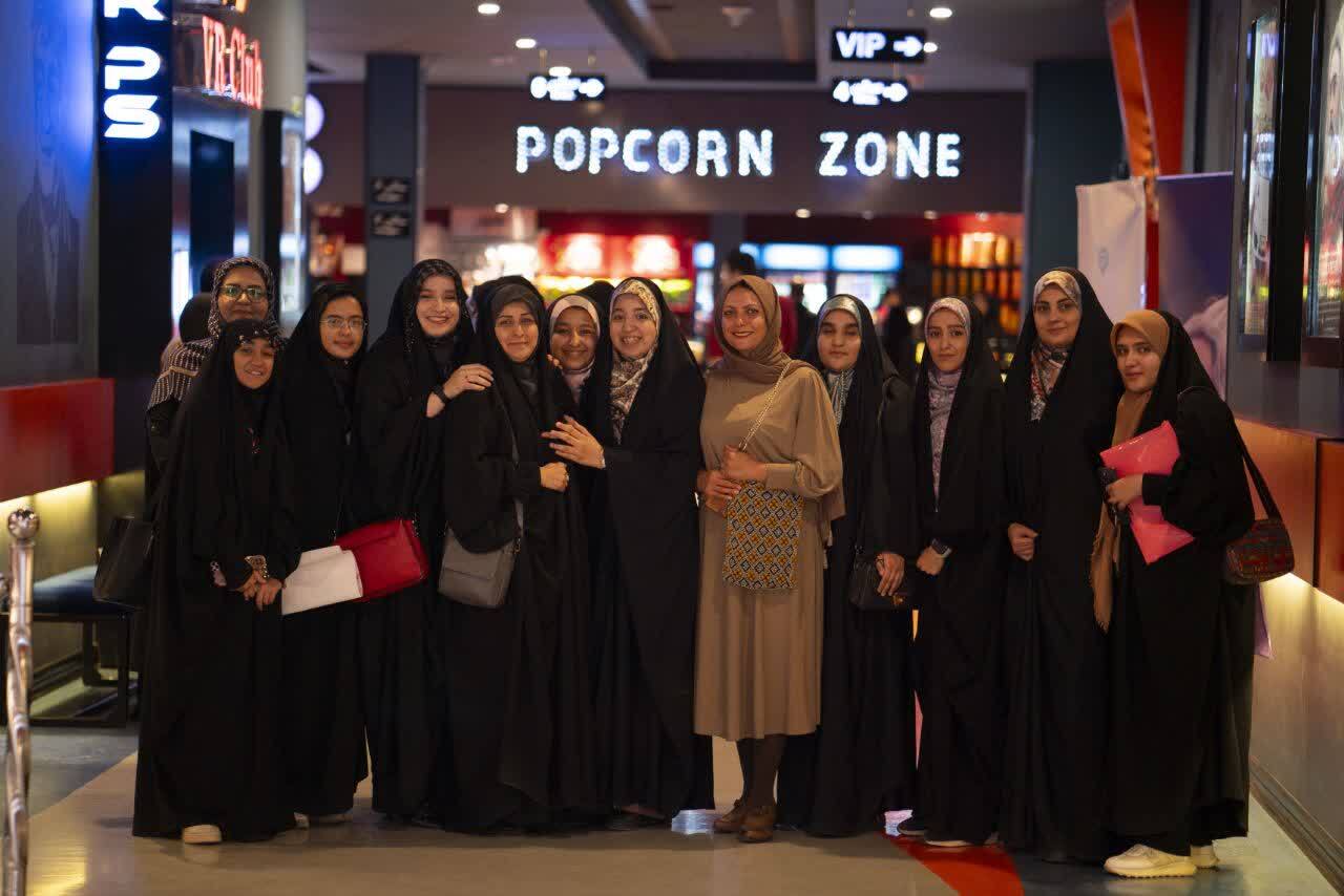 نقد و بررسی فیلم «زنانی که با گرگها دویدهاند» از نگاه دختران دهه هشتادی با حضور کارگردان نقد و بررسی فیلم «زنانی که با گرگها دویدهاند» از نگاه دختران دهه هشتادی با حضور کارگردان