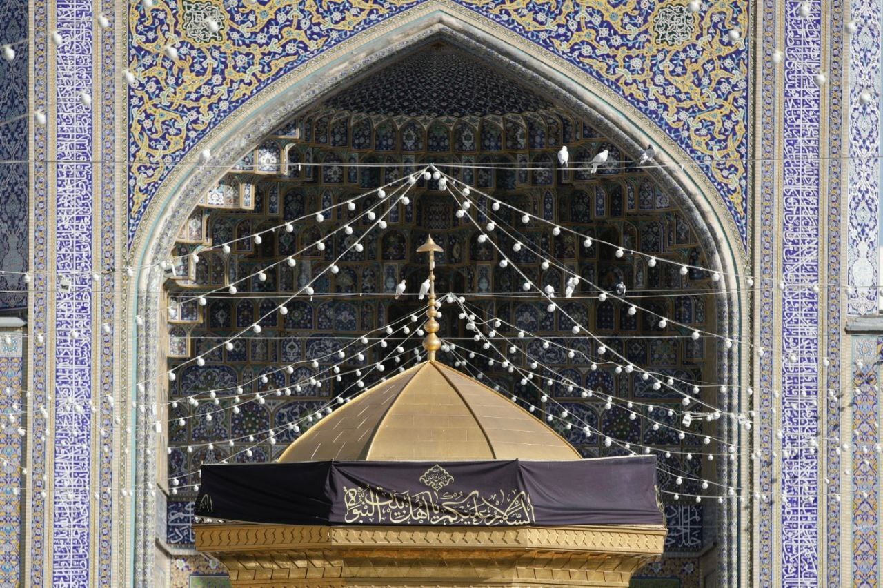 حرم امام رضا (ع) رنگ عزا به خود گرفت