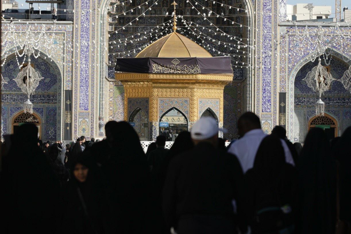 حرم امام رضا (ع) رنگ عزا به خود گرفت