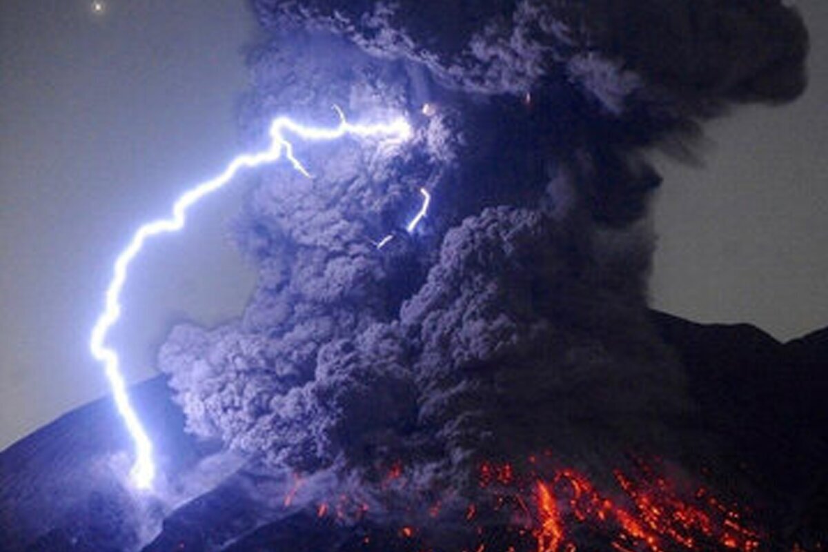 ویدئو| اتفاقات باورنکردنی از رعد و برق در آتشفشان فوئگو