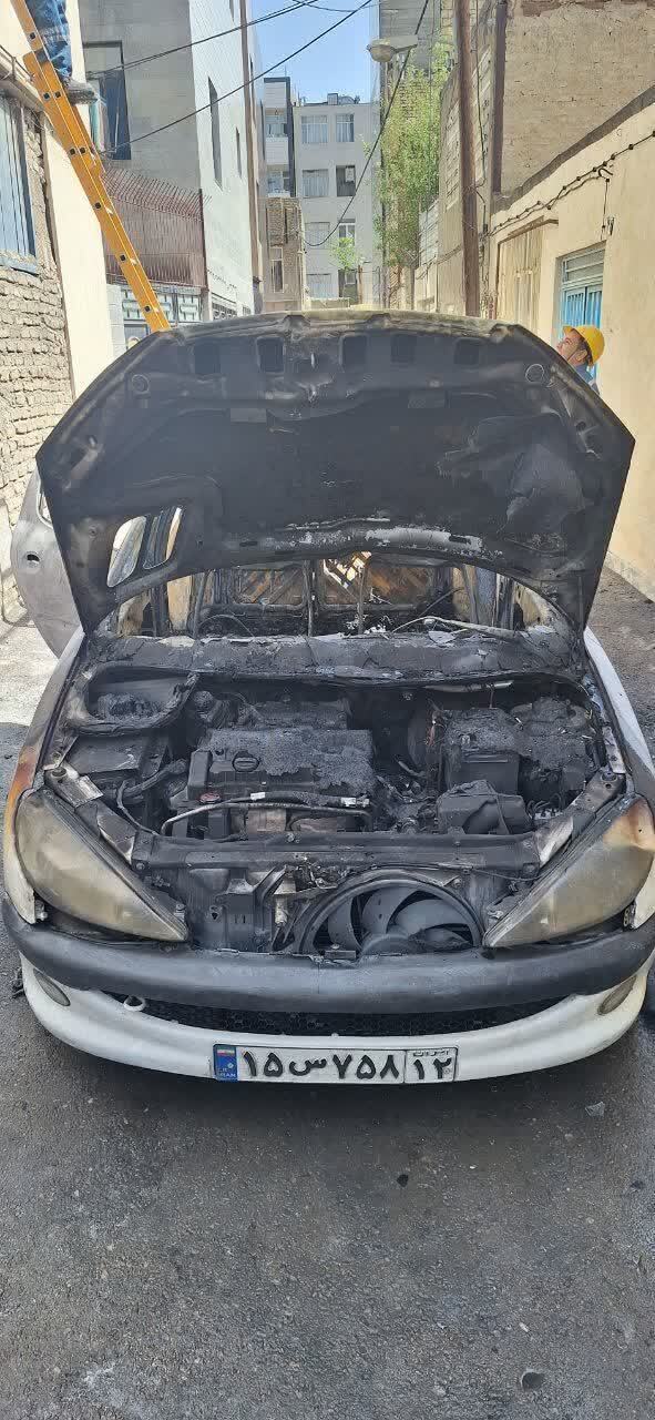 حریق خودرو پژو ۲۰۶ به دلیل نامعلوم و تلاش آتش نشانان برای پیشگیری از انفجار (۱۴ خرداد ۱۴۰۳) حریق خودرو پژو ۲۰۶ به دلیل نامعلوم و تلاش آتش نشانان برای پیشگیری از انفجار (۱۴ خرداد ۱۴۰۳)