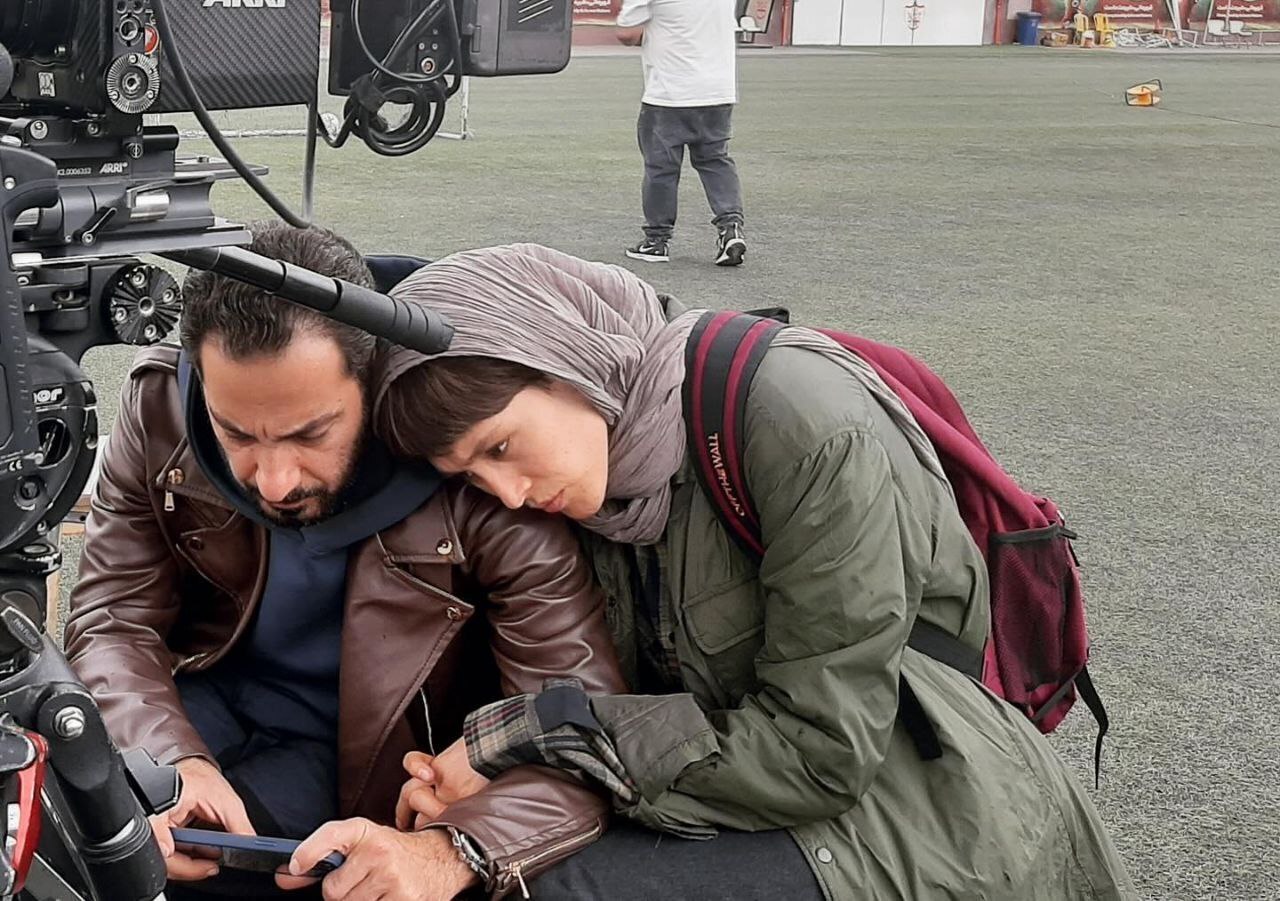 فرشته حسینی و نوید محمدزاده در پشت صحنه سریال «جنگل آسفالت» + عکس