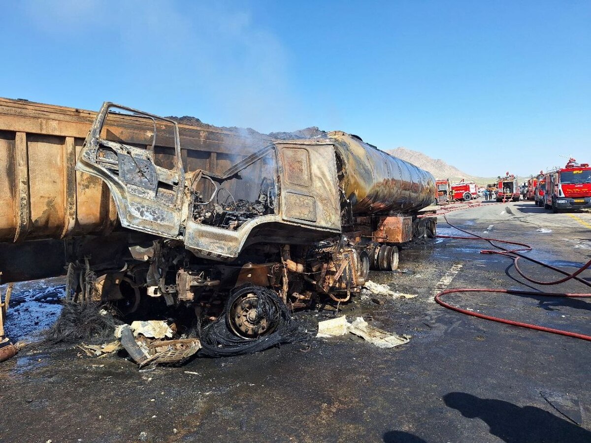 تصادف شدید کامیون و تانکر حمل سوخت در مشهد + تصاویر (۲۱ خرداد ۱۴۰۳)