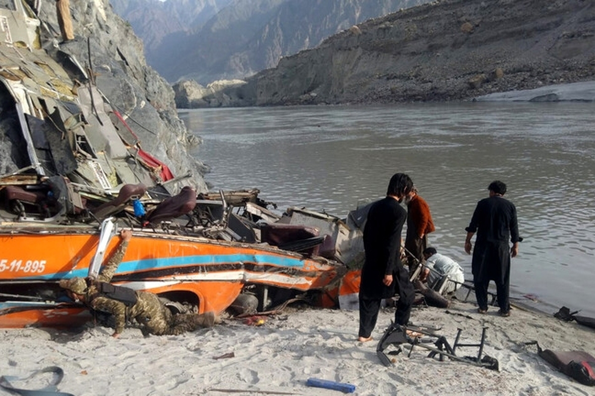 ۱۶ نفر بر اثر سقوط مینی‌بوس به رودخانه‌ای در کشمیر جان باختند