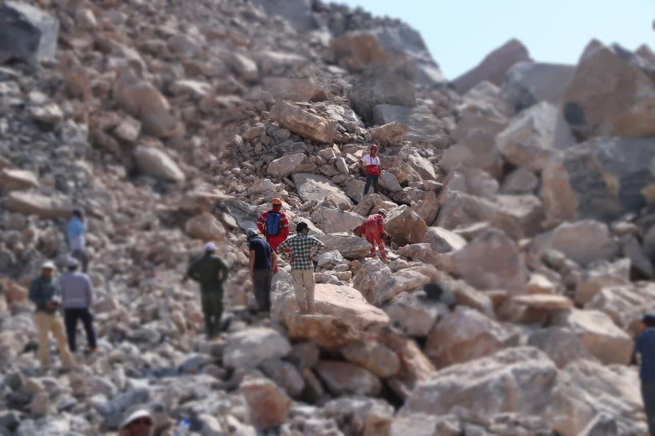 آخرین اخبار از عملیات جست و جوی مفقودین معدنِ شازند + عکس آخرین اخبار از عملیات جست و جوی مفقودین معدنِ شازند + عکس