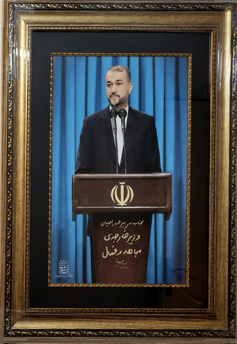 نمایندگانی از دفتر رهبری به منزل شهید امیرعبداللهیان رفتتند نمایندگانی از دفتر رهبری به منزل شهید امیرعبداللهیان رفتتند