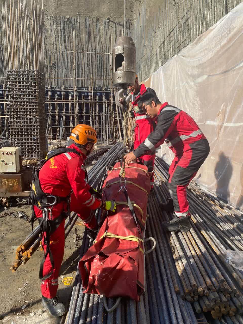 سقوط میلگردهای ساختمان در حال ساخت یک مصدوم بر جای گذاشت (۲۸ خرداد ۱۴۰۳) سقوط میلگردهای ساختمان در حال ساخت یک مصدوم بر جای گذاشت (۲۸ خرداد ۱۴۰۳)