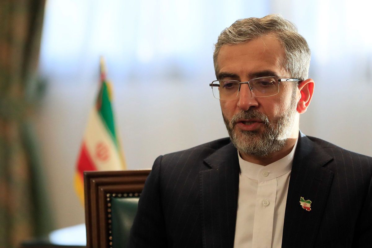 سرپرست وزارت امور خارجه در دیدار با وزیر امور خارجه امارات گفت: تنش‌زدایی از مناسبات با همسایگان، سیاست قطعی نظام جمهوری اسلامی و راهبردی کارآمد برای همکاری منطقه‌ای است که قطعا استمرار خواهد یافت.