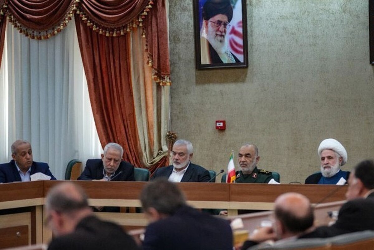 جلسه فرمانده کل سپاه پاسداران انقلاب اسلامی با حضور فرمانده سپاه قدس و جمعی از گروه‌های مقاومت در حاشیه مراسم تشییع پیکر رییس جمهوری اسلامی ایران در تهران برگزار شد.