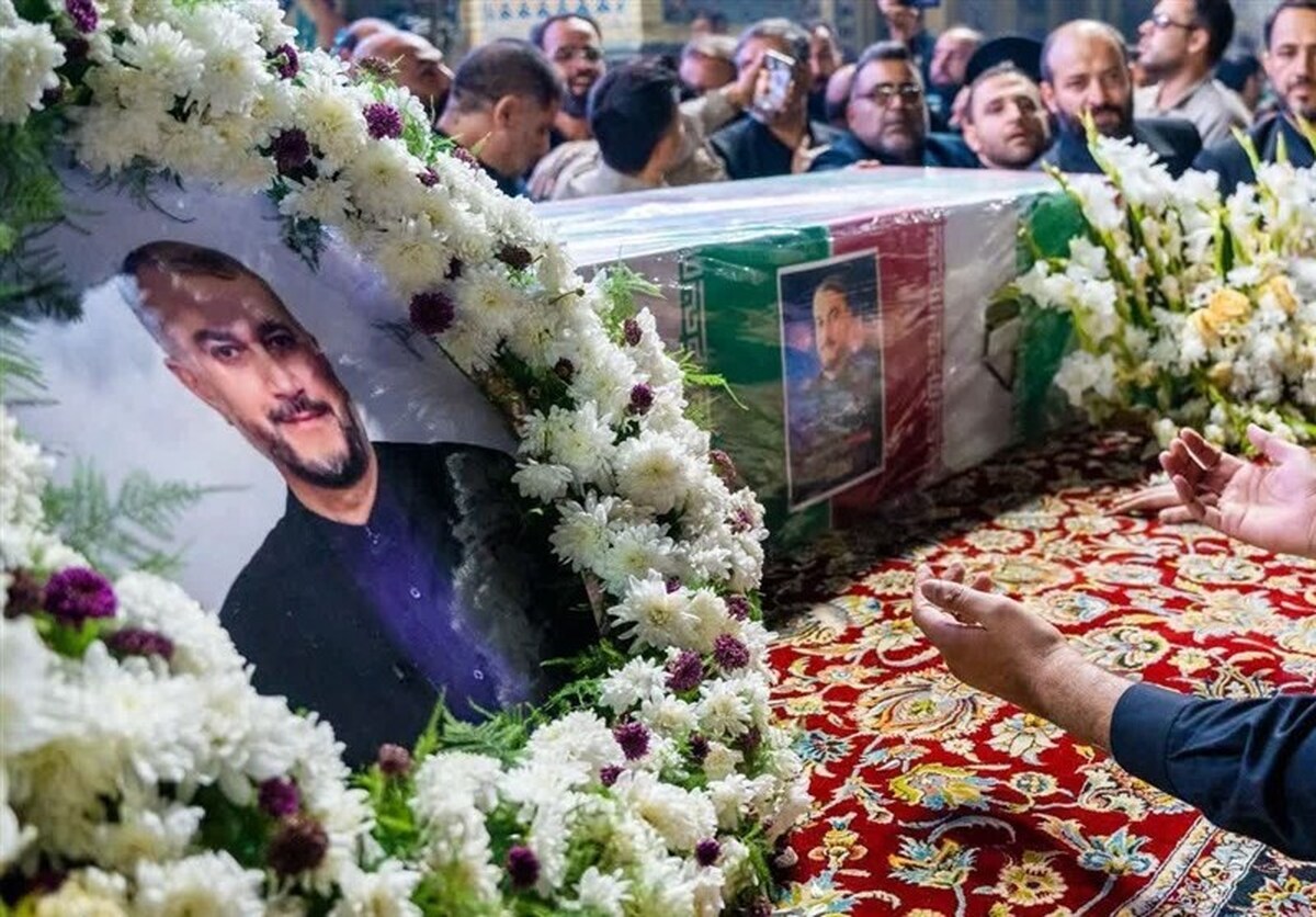 پیکر شهید امیرعبداللهیان پس از طواف گرد مضجع شریف حرم حضرت عبدالعظیم حسنی(ع)، در جوار مزار شهید مدافع حرم وحید زمانی‌نیا و شهید قدس سیدمهدی جلادتی در شبستان آستان مقدس به خاک سپرده شد.