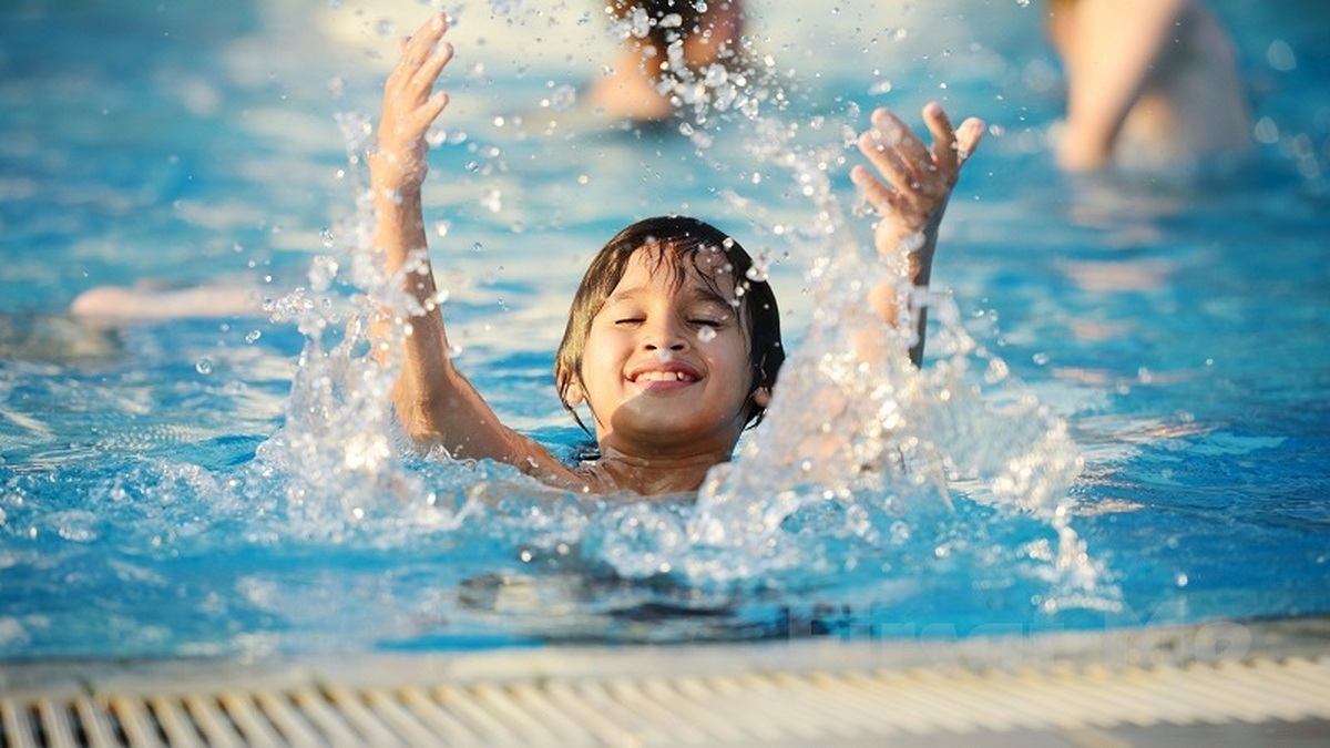 موقع شنا در استخر مواظب موارد بهداشتی باشید