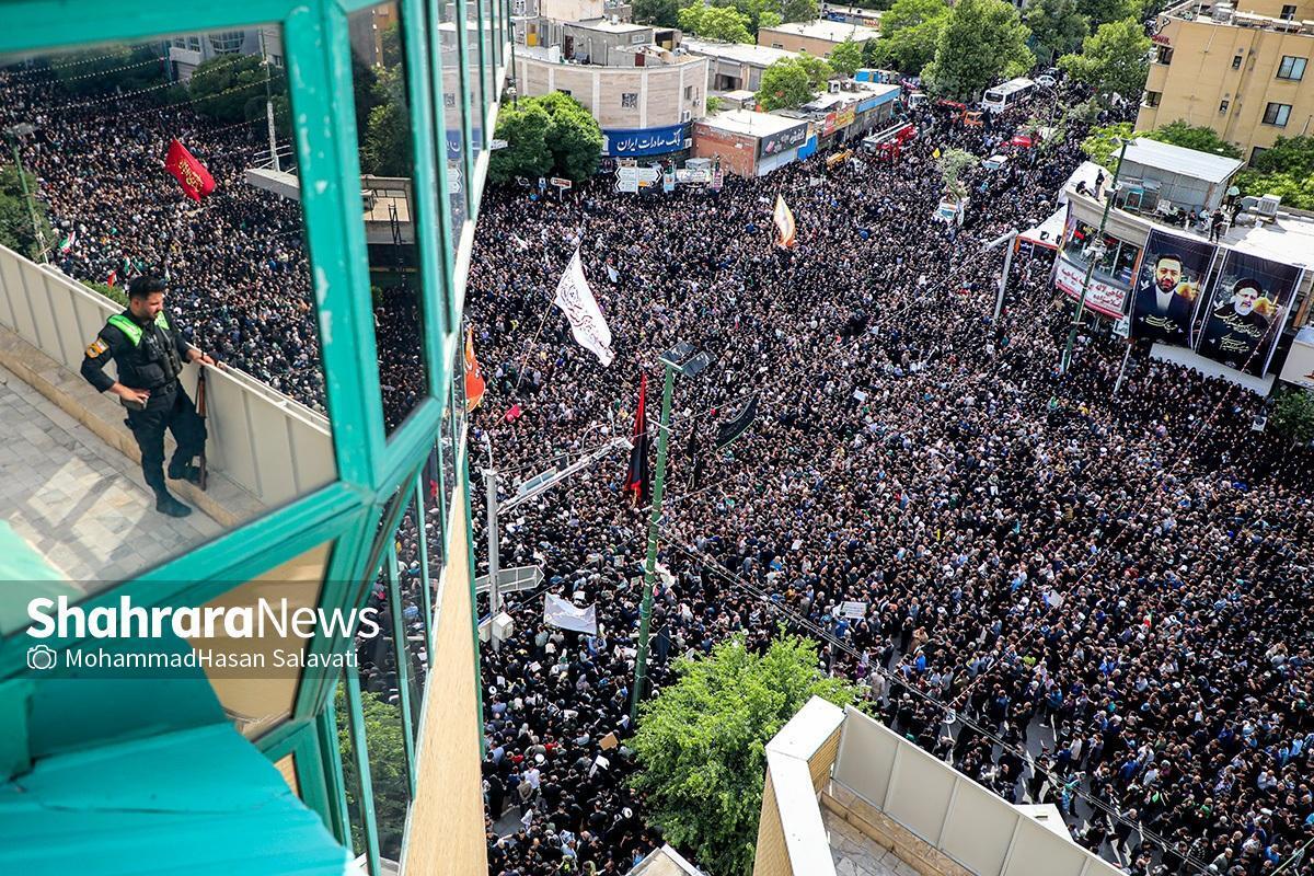 روایت خبرنگاران خارجی از مراسم تشییع شهید جمهور در مشهد | این سیل مردم واقعی بود + فیلم