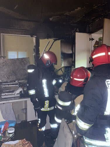 تلاش آتشنشانان سه ایستگاه برای مهار آتش در یک واحد مسکونی تلاش آتشنشانان سه ایستگاه برای مهار آتش در یک واحد مسکونی