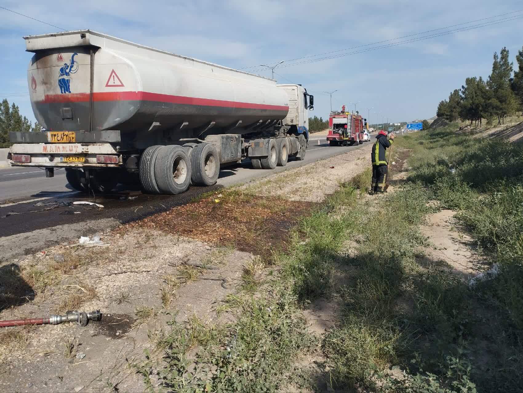 نشت شدید مواد شیمیایی از تانکر سوخت مهار شد (۶ خرداد ۱۴۰۳) نشت شدید مواد شیمیایی از تانکر سوخت مهار شد (۶ خرداد ۱۴۰۳)