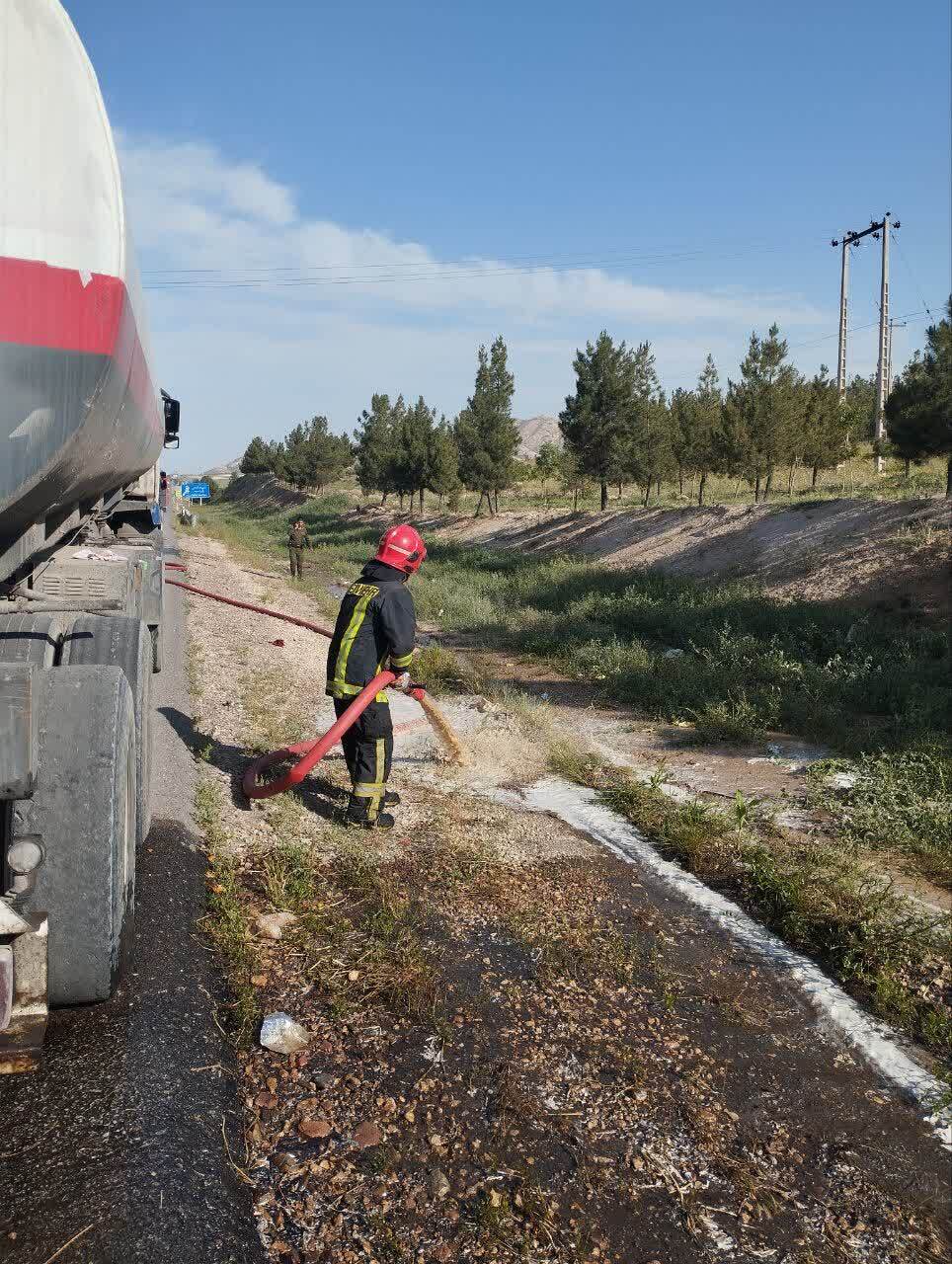 نشت شدید مواد شیمیایی از تانکر سوخت مهار شد (۶ خرداد ۱۴۰۳) نشت شدید مواد شیمیایی از تانکر سوخت مهار شد (۶ خرداد ۱۴۰۳)