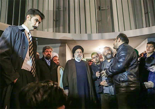 شهامت استفاده از ابزار نمایش در حرم رضوی شهامت استفاده از ابزار نمایش در حرم رضوی