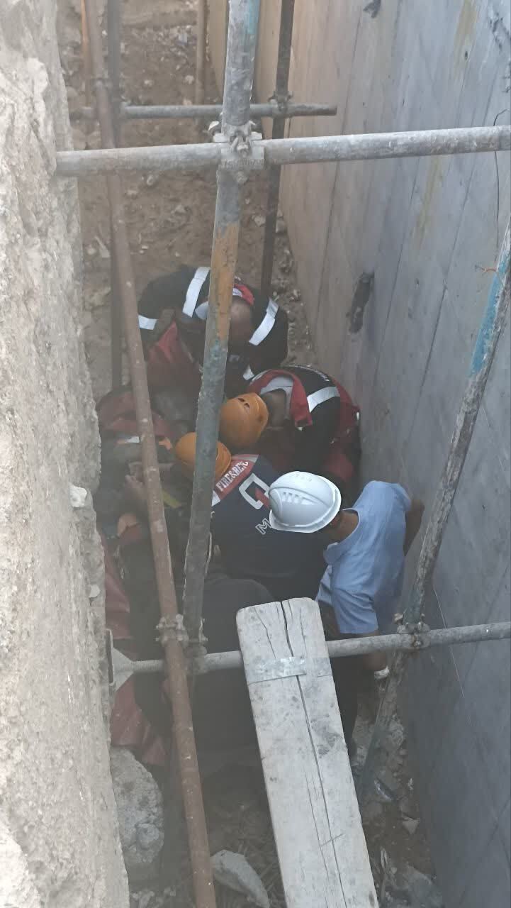 سقوط یک جوان در محل گودبرداری+تصاویر (۹ خرداد ۱۴۰۳) سقوط یک جوان در محل گودبرداری+تصاویر (۹ خرداد ۱۴۰۳)